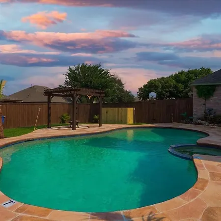 Amazing Modern Spacious Home With Pool